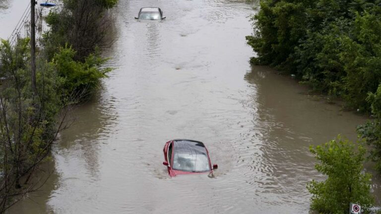 Rescatan a personas varadas por inundaciones tras ola de tormentas en EEUU y Canadá