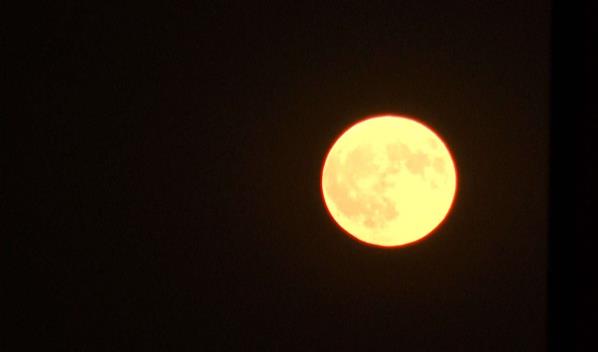 La superluna azul ilumina el cielo de varias ciudades del mundo