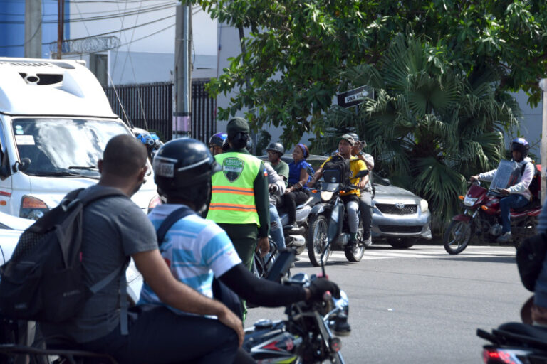 Motoristas siguen violando la Ley de Tránsito en el Gran Santo Domingo