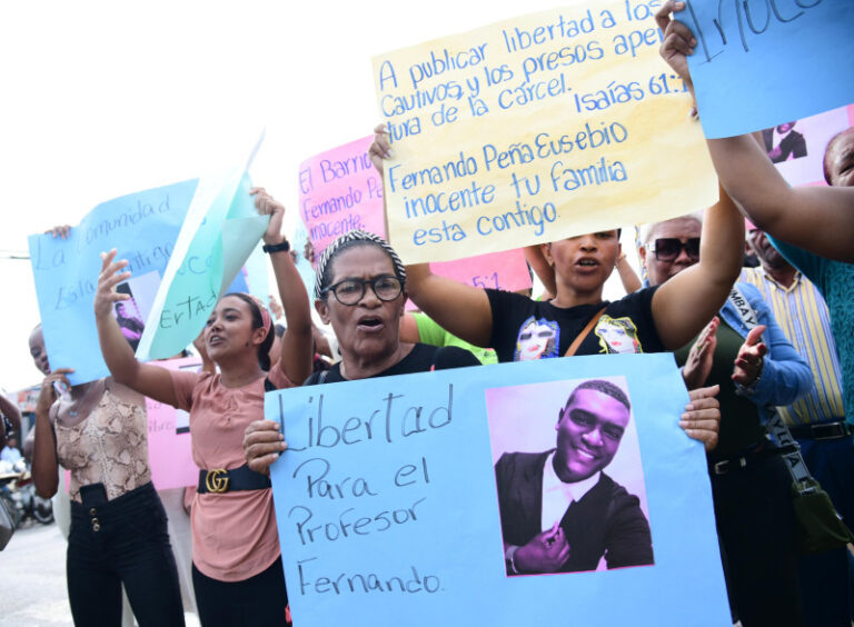 “Libertad para Fernando”, defienden a profesor acusado violación en escuela de San Pedro de Macorís