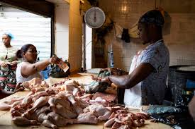 Los precios del pollo bajan hasta RD$25 pesos en los mercados