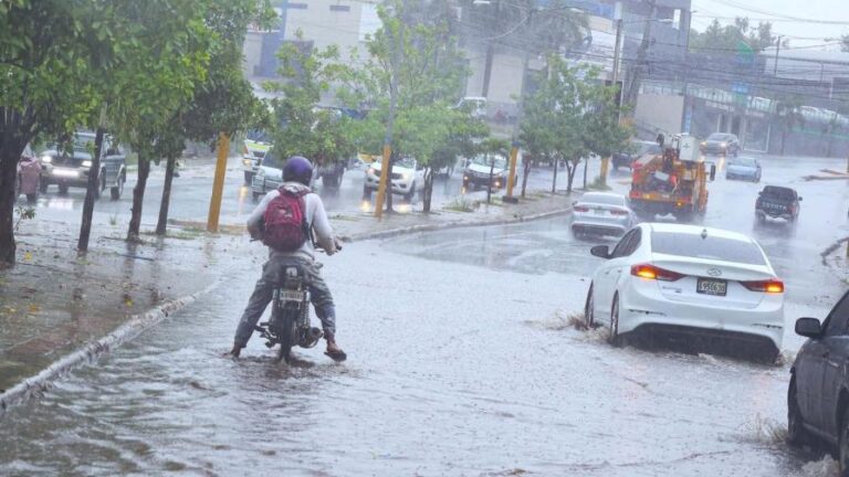 La presencia de una vaguada seguirá provocando tronadas y lluvias este jueves