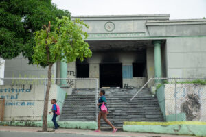 Edificio de Los Alcarrizos no pertenece a Inposdom y es refugio de piperos